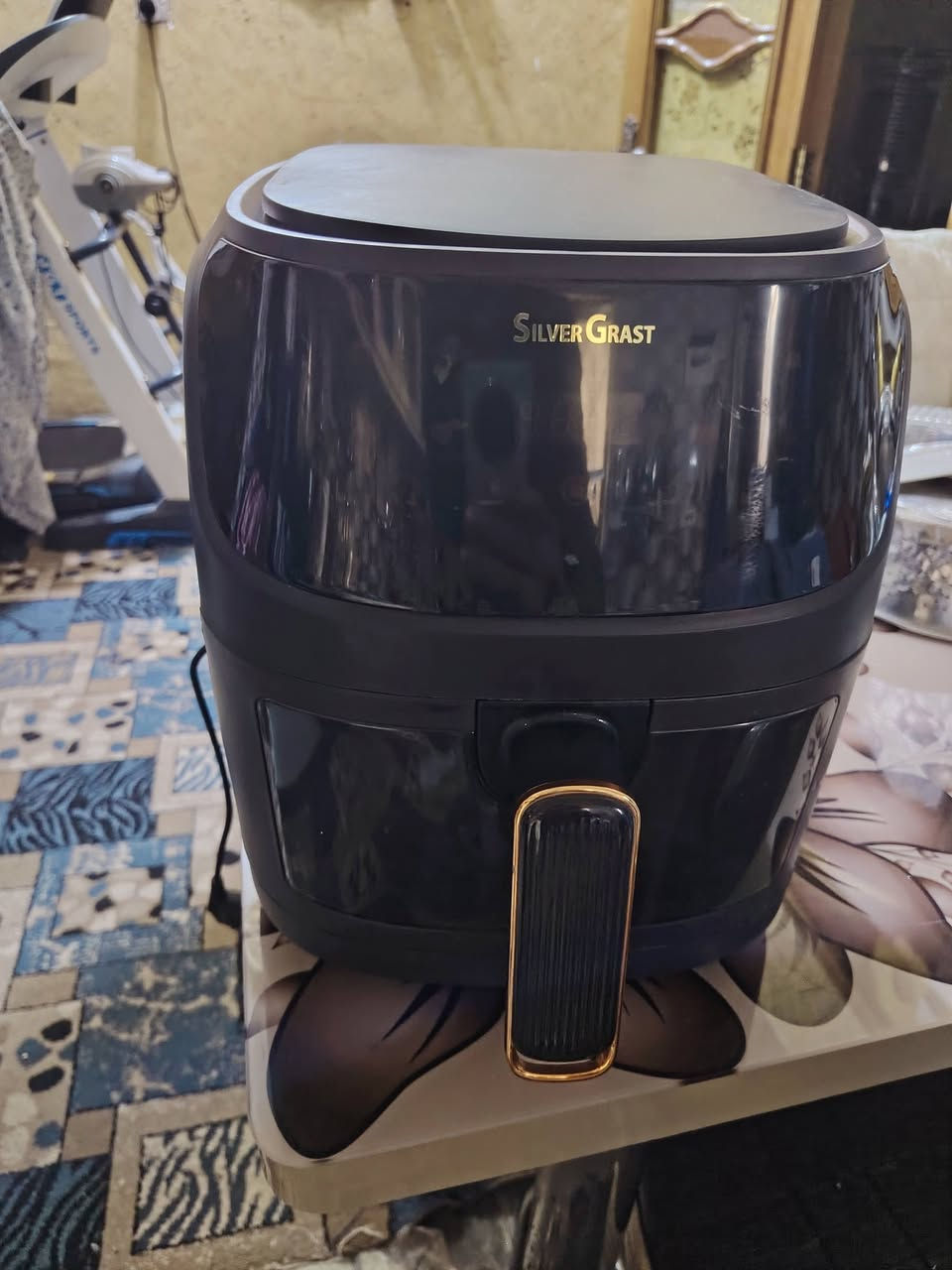 قلاية هوائية سعة 8 لتر بقدرة 2400 واط القلايه مستعمله  من ماركة سلفر كريست الالمانيه تجي بمصباح داخلي اناره وجام شفاف تشوف الاكل وبرامج الطبخ شاشه ديجتال لمس تفييد اهل الدايت والسكر لان تستغنى عن الزيوت المهدرجه سعرها 30 الف والجديده اقل شي سعرها حاليا 100 الف بمعنى سعرها 30 الف بلاش   والتوصيل داخل كربلاء الفين فقط قبل متنطي فلوس شغله وافحصها    للتواصل واتساب***********
