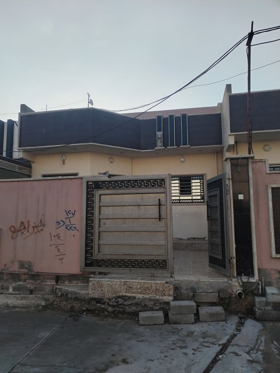 وعليكم السلام

🏡 *دار للبيع - القوسيات، المربع الذهبي*
- *المساحة*: 145 متر
- *الموقع*: يبعد 100 متر عن سايدين دهوك
- *الحالة*: كامل الخدمات، تسليم فوري
- *السعر*: 65 مليون وقابل للتفاوض
- *للاستفسار*: *********** (اتصال أو واتساب)

تحب أرتبهلك بصورة إعلان للستوري؟
