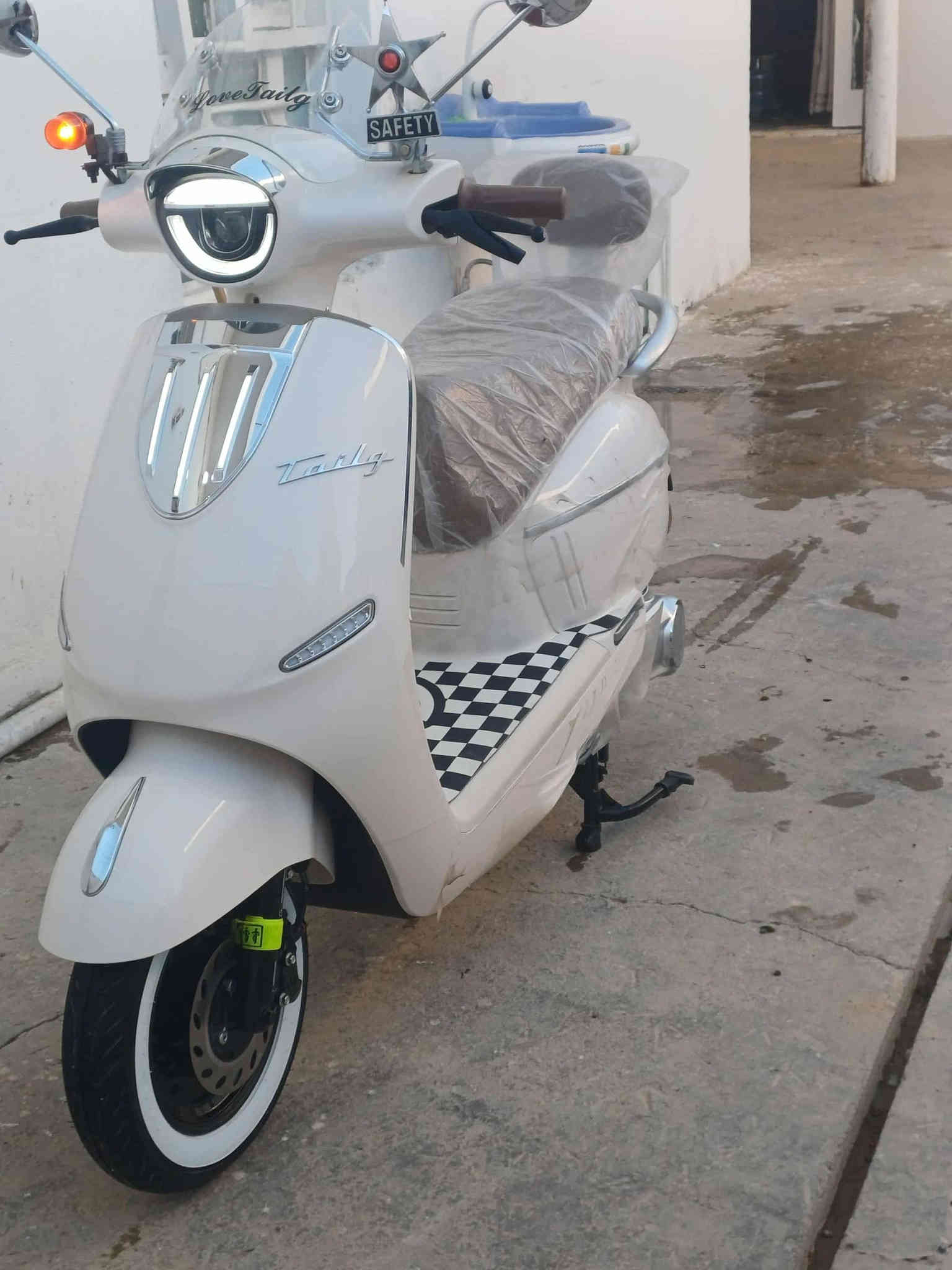 مرحبا شباب دراجة شحن جديدة جدن 6بطاريات 60كيلو تمشي ملف 1500 مكفولة من كلشي بعدهي بل كرتون مكفولة من الشخط  كلة شغال وعلى وضع الشركه العنوان نجف شارع المدينة السعر خاص تفصيل اكثر خاص ***********
