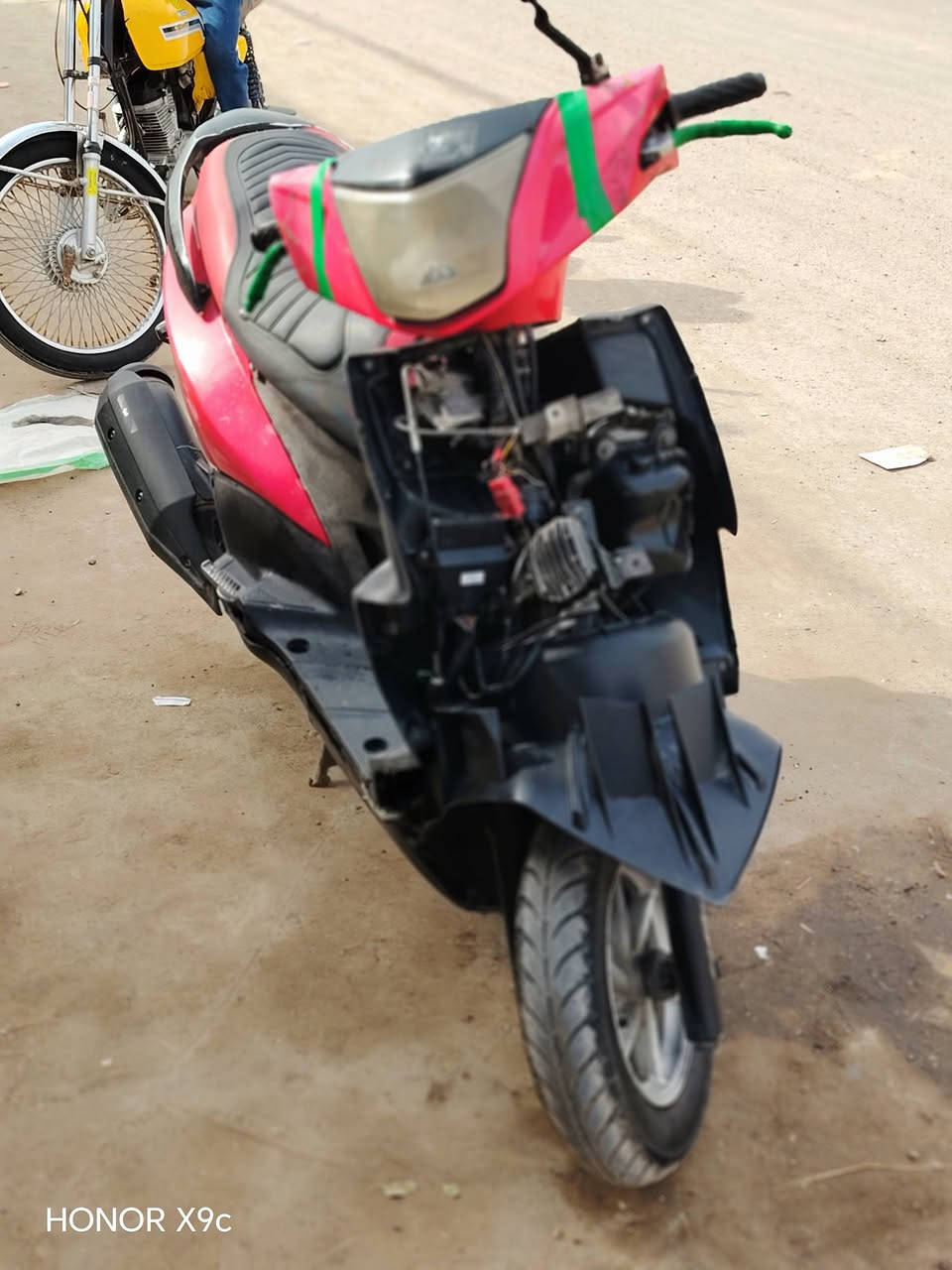 السلام عليكم دراجه جيتي ار مكينه ابلاديه مامفتوحه دراجه شلعه معدل خير من الله للبيع اومراوس العنوان بغداد سبع اقصور رقم ***********
