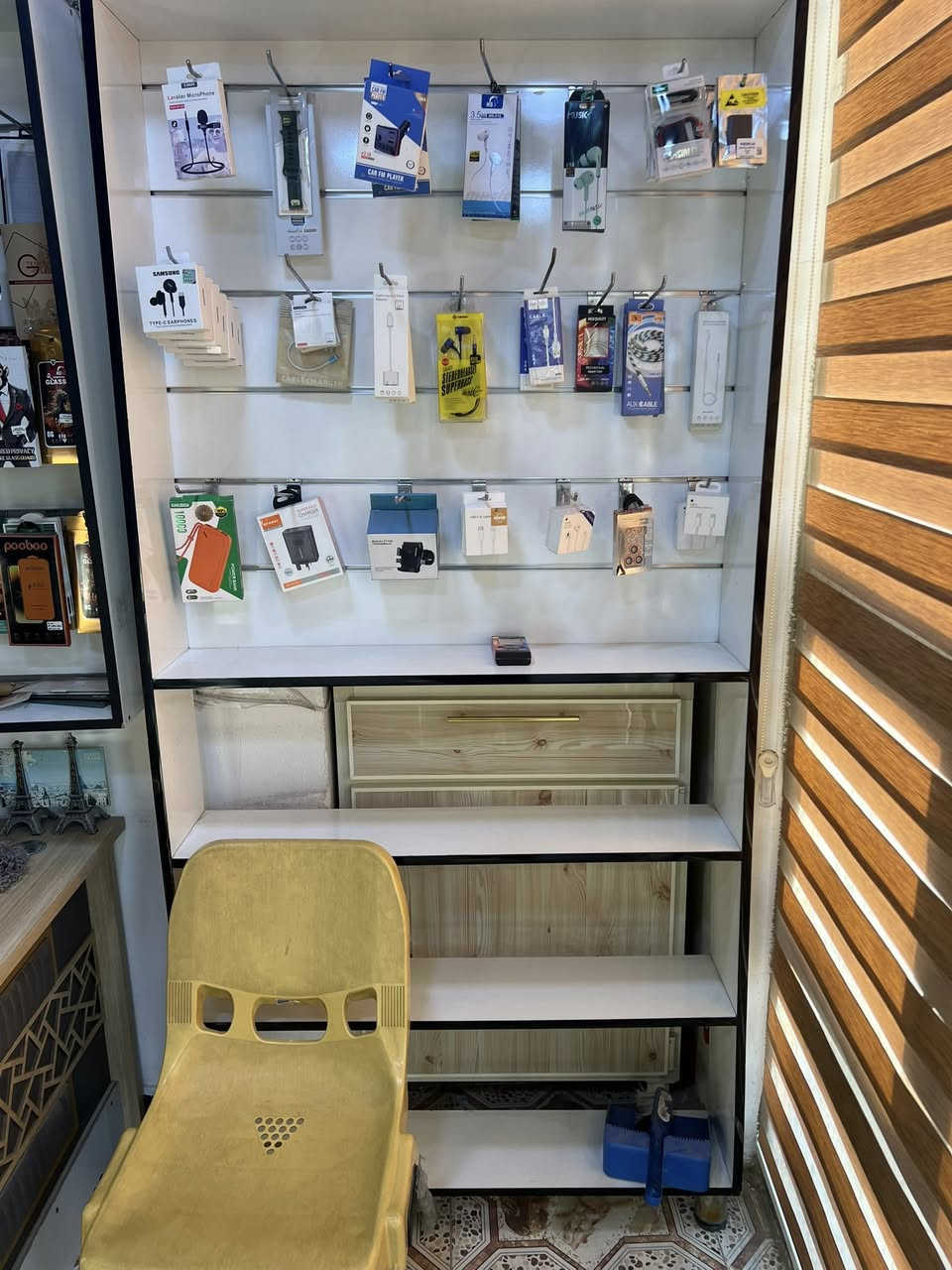 سلام عليكم مكتب للبيع 

8 فاترينات
ميز ++ جام خانه
شاشة
++ طابعتين وحده كانون 410 للسحب سريع 
ثانيه برذر 820
طابعه صور 
هيتر كبس
لابتوب 
اكسسوارات
سبلت 
مبرده
وبعد بي هواي شغلات
سبب بيع عدم تفرغ
تعال اجرده جوه جملة وتدلل
الخالديه حي الشهداء 
رقم
***********
