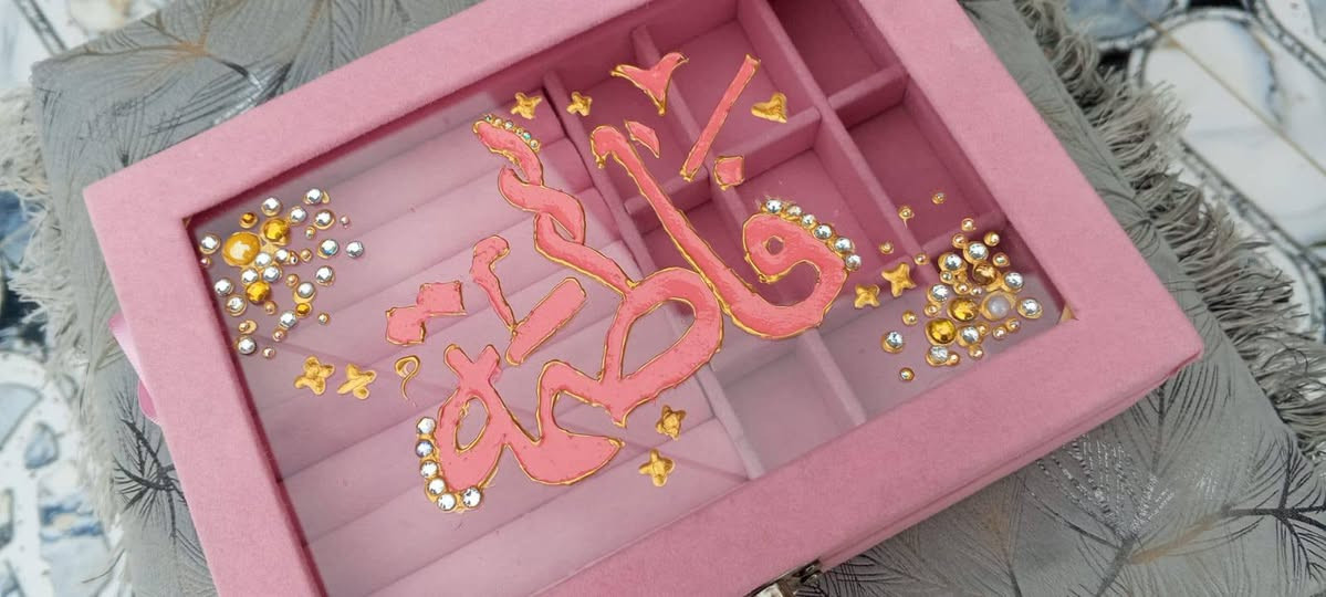 تجهيز بوكس هديه  رسم حسب الطلب ♥️
الالوان ثابتة 100%عند الغسل وعند اي مؤثر،خارجي ❤️
توصيل لجميع محافظات العراق 🚕


**إذا كنت صاحب هذا الإعلان وتريد حذفه لأي سبب، رجاءا أرسل رسالة إلى الدعم الفني**