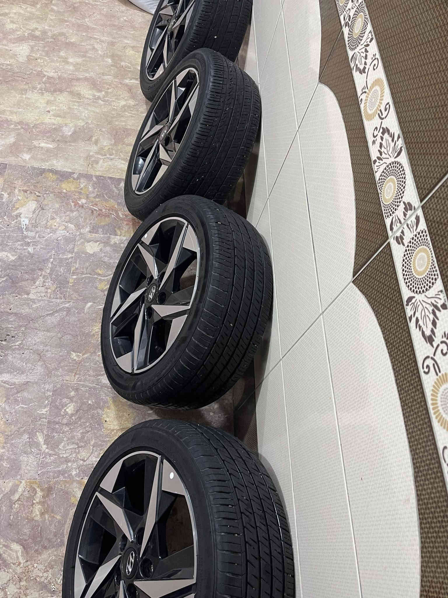 ويل كب و تاير الانترا أصلي 2023 نظيف بدون اي تصليح 
العنوان حي اور قرب جامع الفردوس 
السعر 300 ألف 
***********
