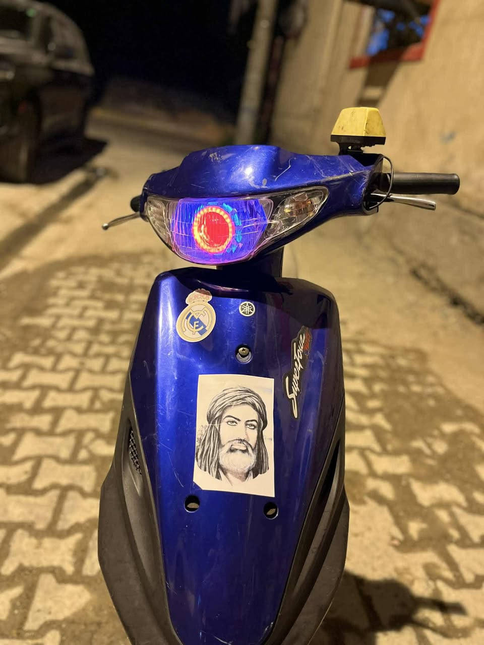 سلام عليكم ماكس قجمه 120 
درجه كله بلادي 
محرك بلادي 
كابريتر بلادي 
كفرات بلادي 
بيه دبل من رمبه هيج يعني رضي 
للعلم درجه مال بيت 
سعر 325 وبيه مجال 
مكان بغداد الحريه قرب جسر دباش 
رقمي ***********
