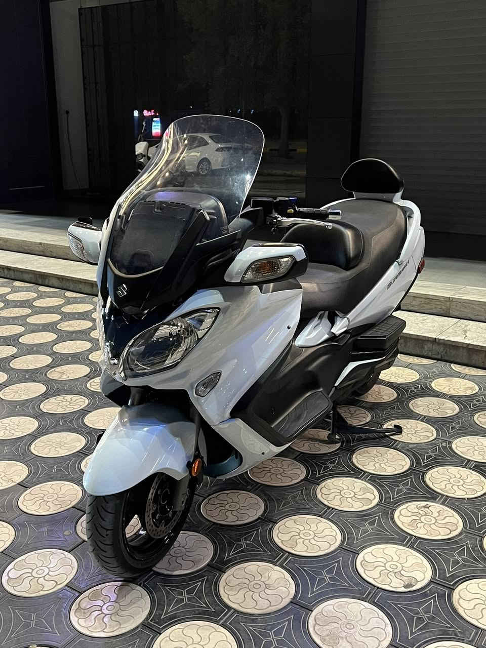 السلام عليكم ..
سكاي ويف للبيع موديل 2017 مرقمه بغداد
من اجدد الدراجات بالعراق جانت مضمومه ماشيه 8700 كفاله عامه كلشي بيها شغال وبلاديه محرك 650 برگمان فول مواصفات تدفئه يدات تدفئه كشن امامي وخلفي
ABS جام كهرباء فول من كلشي
للاستفسار ***********
مكاني بغداد
