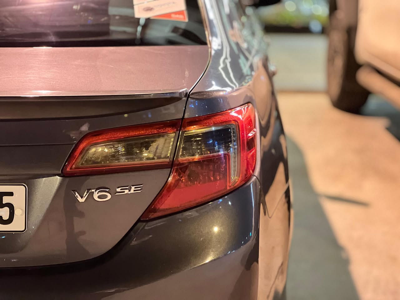 السلام عليكم اقره التفاصيل بل كامل اذا عجبك اتصل 👇للبيع: تويوتا كامري 2012 SE
فول مواصفات  بارنوما فتحة سقف 
رقم سليمانيه الجديد بسمي قبل أسبوع حولتهه كله جديد

--- تفاصيل السيارة:

ماشية فقط 70 ميل – شبه جديدة

فول مواصفات +  (فتحة سقف 
كشن كهرباء 
بصمه تشغيل
بصمه بوب 
السيارة خالية من الضرر فقط جاملغ كلير أمريكا 

فقط بخ (رش) – بدون أي صدمة أو شاصي

---

 مواصفات تويوتا كامري 2012 SE V6 المواصفات الكاملة:

 المحرك والأداء:

محرك V6 سعة 3.5 لتر

قوة 301 حصان

قير أوتوماتيك 8 سرعات

نظام دفع أمامي (FWD)

تبديل سرعات من المقود (Paddle Shifters)

نمط قيادة رياضي + عادي + اقتصادي

 الراحة والداخلية:

مقاعد جلد رياضية مع تطريز رصاصي 

مقاعد أمامية كهربائية

فتحة سقف

شاشة كبيرة وسطية تعمل بال كار بلي 

تحكم كامل من المقود

تشغيل بصمة + دخول ذكي

 السلامة والتقنيات:

كاميرا خلفية + حساسات أمامية وخلفية

نظام تثبيت السرعة الذكي 

وسائد هوائية كاملة

نظام مراقبة ضغط الإطارات (TPMS)

 الخارج

جنوط ألمنيوم مقاس 19 إنج

مخرجين عادم مزدوجين (Dual Exhaust)

 السيارة جاهزة بالكامل، ما تحتاج أي صرف أو تصليح
 بإمكانك المعاينة والاتصال بأي وقت علق يجي السعر 

رقم صاحب سيارة***********
ملاحظة بس الجناي يتصل كلشي موضح بل منشور تحياتي للجميع
