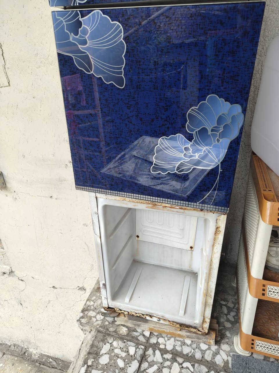 السلام عليكم للبيع براد حار بارد المي اذا مو ثلج لا تاخذه فقط بهاي الخياس والباب مكسوره وقفله 25 مكاني بغداد شارع حيفا***********
