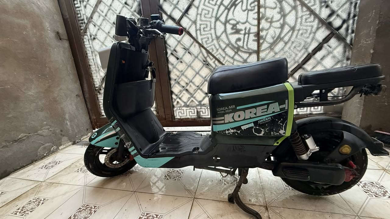 دراجة شحن R7 شغالة وتمشي سريع نضيفه فول بيه فقط بطاريتين شوي تافخات بس تمشي سريع وما تققد شحن فول مكاني بصرة 📍  السعر 250
***********
