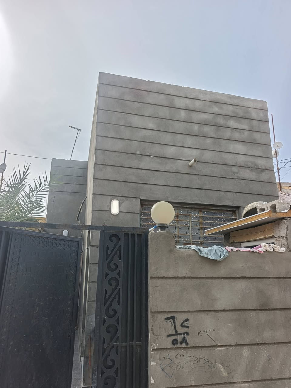 السلام عليكم
بيت رزاعي سند 25
بناء حديث
الموقع حي الميكانيك 
يتكون من غرفة +صالة + منور +مطبخ +صحيات
المساحة 100 
***********
وموجود بالخاص
