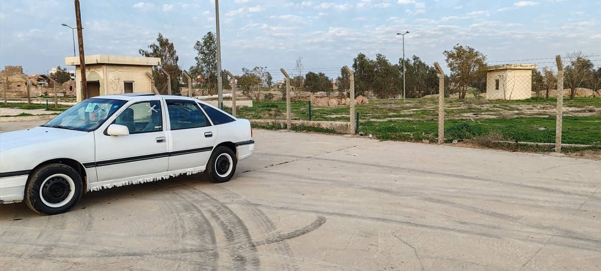 رمضان مبارك
اوبل فكترا موديل 1992
محرك20 كيرعادي
جامات كهربائي 
بريك ABS
سلايت كهربائي شغال 
سنويه جديد 2030 رقم وانكليزي شرطة تحويل ثاني يوم بطاقة بانزين بي 
بي قطعتين صبغ فقط بدون تبديل كهربائيات كلها شغال تتفيه شغال
اربع تايرات جديد
صدرامامي والخلفي زين

عنوان كركوك
***********
***********
إذا شراي خابر ماجاوب تعليق
وتدللل
