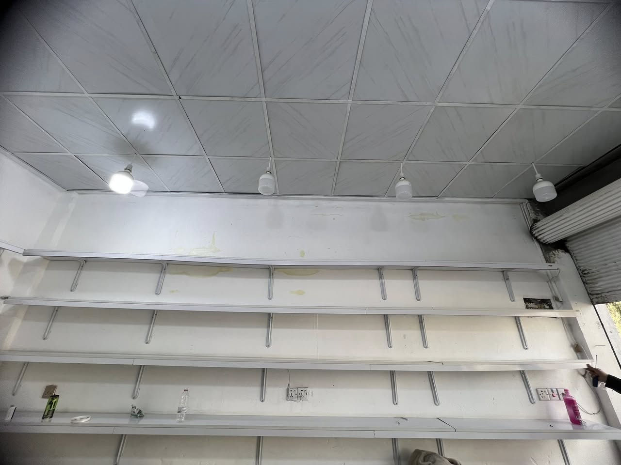 رفوف خشب ENDF اصلي كل قطع 5 أمتار
8 رف  حدايد هم وياهن كامل نضيف 300 الاف بيه مجال بسيط


**إذا كنت صاحب هذا الإعلان وتريد حذفه لأي سبب، رجاءا أرسل رسالة إلى الدعم الفني**