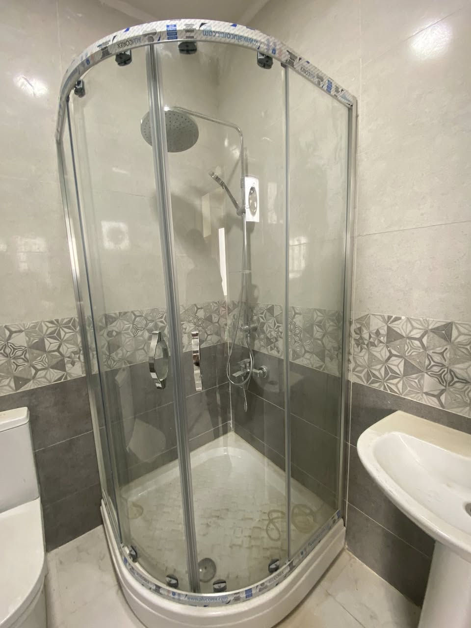 سلام عليكم كابينه حمام شاور زجاجي نضيفه مابيهه نقص ارتفاعها متر و90 السعر ب75 مكاني البصره قرب المدينة الرياضية للتواصل ***********
