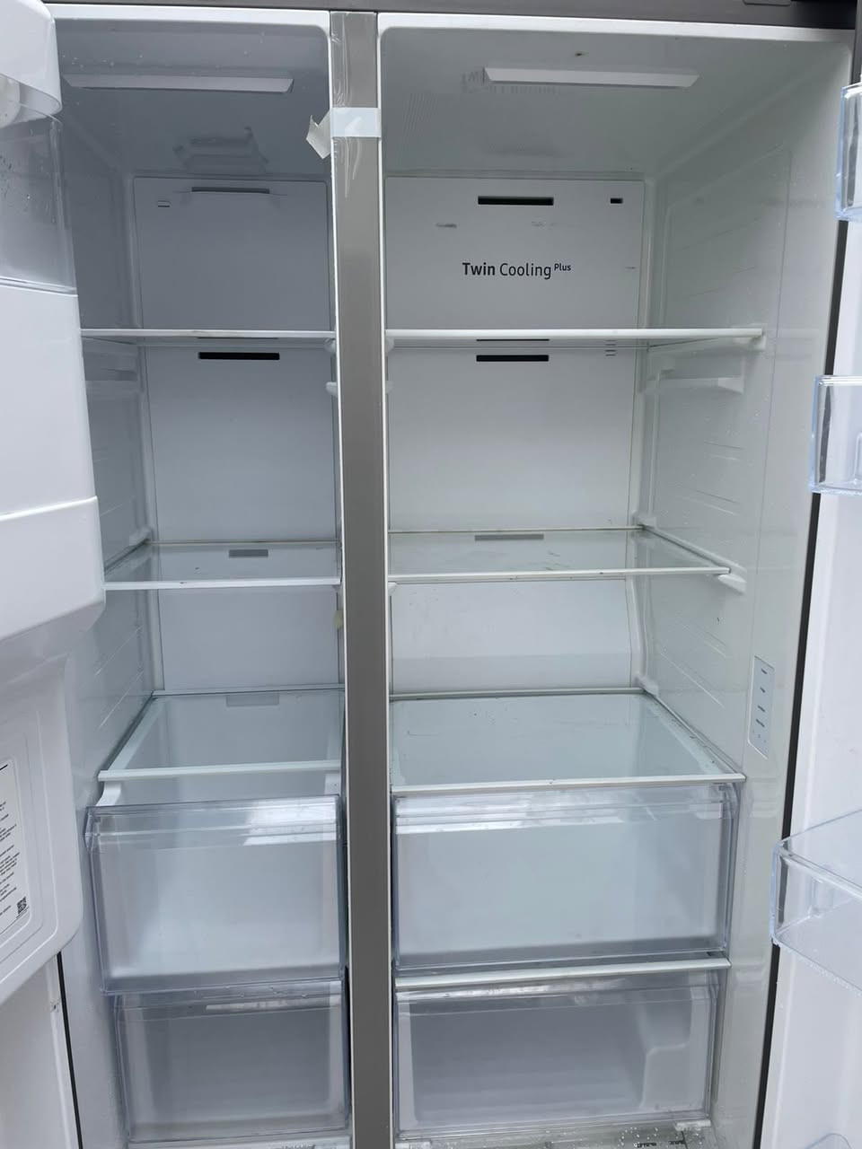 سلام عليكم ثلاجه كدامكم واضحه بصور فديو   جديده شريط البلادي بيه   حولت من بيت البيت. بس  نزلته مشتغلت   ظلت عله حطته بل طرمه 4 اشهر الله شاهد ما اعرف شنو بيه   وداعت بنتي. وما اريد احد  يكسر بيه.   اخذته بمليون . وكسور     اريده 300 ولحد يكلي هوايه.  لان سعره كتلكم بيش اخذته جديده ***********
