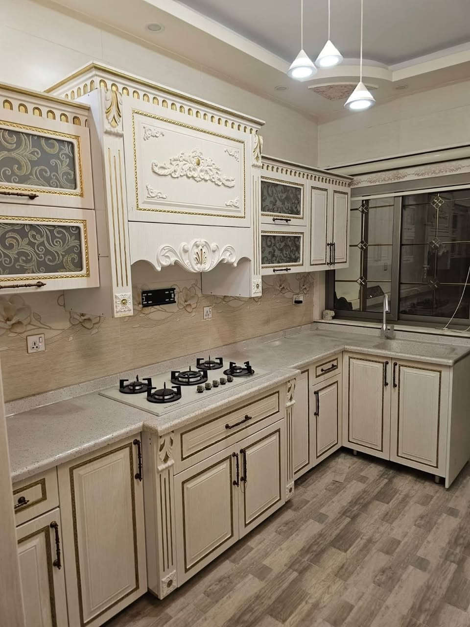 كاونتر مستخدم موديل ملكي تزكام 
قياس 3 امتار و98سم. ارضي وملحق 
وسنك متر و40 سم كامل مرمر  بوكس ثلاجه 82 سم 
ويجي وياه طباخ منضدي 
عنوان اربيل نقل حد بغداد علينا 
يتوفر نقل باقي محافضات 
للستفسار ع وتساب ***********
