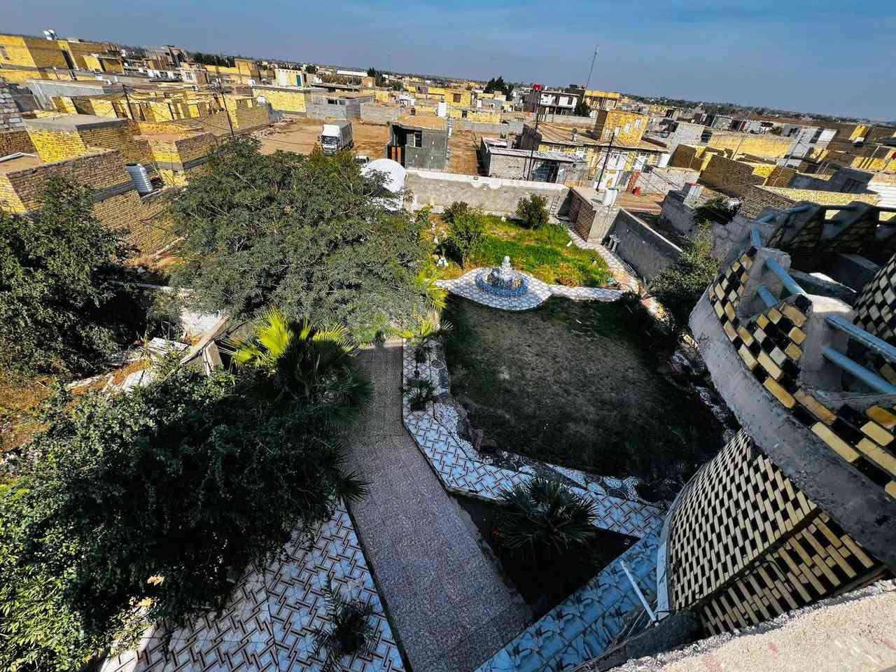 بيت زراعي المساحه ١٦٠٠ منطقة حي فدك مقابل معرض ابو رعد للسيراميك مساحة البناء ٣٠٠ متر طابقين الطابق الأول غرفتين نوم ٦ × ٤ ونص مطبخ ٧ × ٤ ونص حار وبارد صاله ١٤ × ٥ ومجموعة صحيات داخليه الطابق الثاني ٣ غرف نوم نفس المساحه وصاله ١٢ × ٥ ومجموعة صحيات باقي المساحه حديقه مزروعه بالكامل نخيل واشجار مع مجموعتين صحية مع العلم البيت ماناقصه اي شي كهرباء ماء مجاري0786 992 3162
