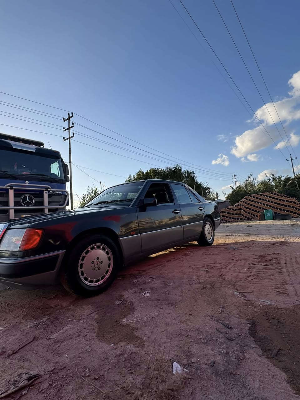 السلام عليكم سياراه للبيع مرسيدس مديل 92مكين 4سلندر بلديا مكفول سيارة تبريد شغل لتصل عل ***********
