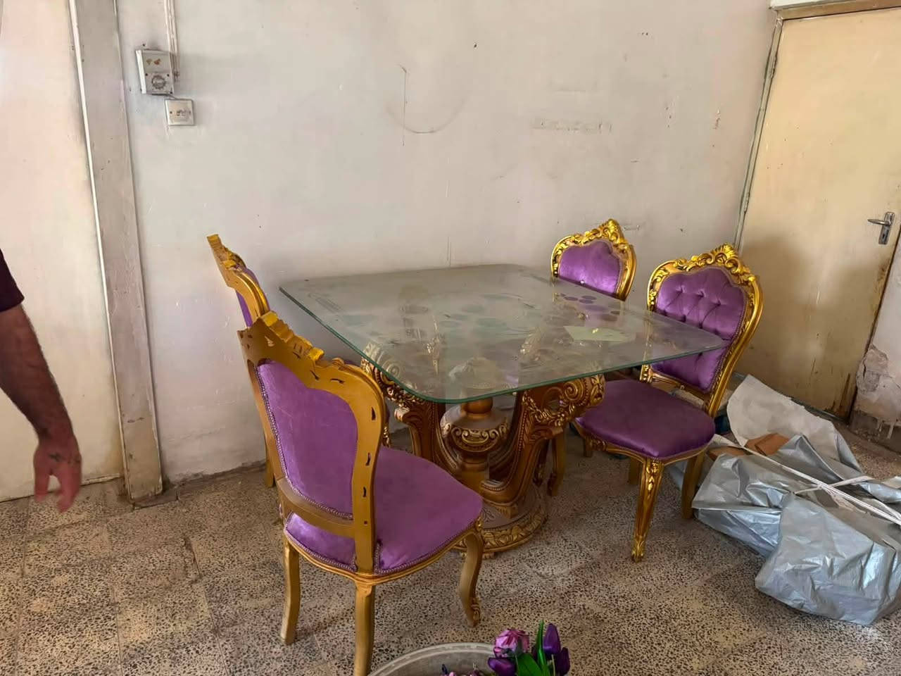السلام عليكم تخم مصري للبيع
كلش نضيف 
سعره واحد وميه وبي مجال 
مكاني شارع فلسطين 
رقمي ***********
اربع مقاعد وعشر مقاعد وميز طعام وطبله جبيره واربعه صغار 
اخوان واتساب فقط
