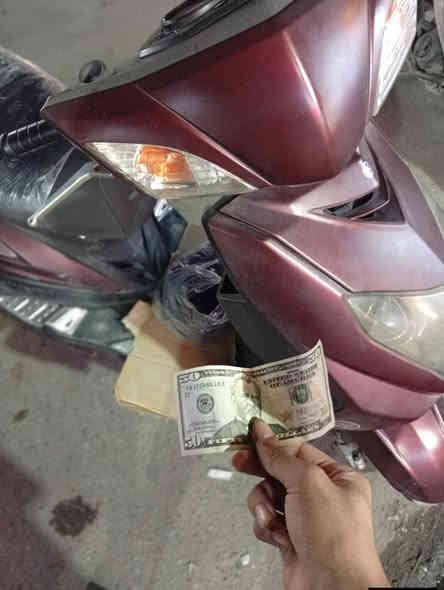 الدراجة رياضي كلش
بوشه 58 

كابريتر قفاز 

بلكات رياضي 

صالصنه رياضي كاتم يوجد بيها وشاده الاصلية ام 150 ألف  

سلف رياضي 
كلجات رياضي امامي خلفي 

اشاير شغالة 

لايتات شغاله 

كفراته الاصلية 

دراجة كامله مكمله شغل واطلع 

مكاني بغداد الجديدة 

رقمي ***********

متوفر واتساب ورقم 

للعلم الدراجه صالها شهر ويومين نازله من الرمبه
