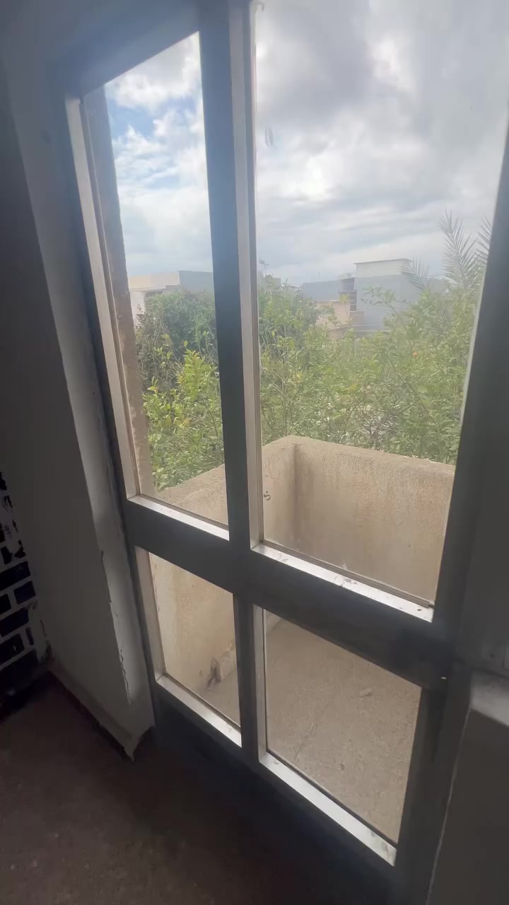 مشتمل صغير للأيجار(طابق ثاني ) حي الواسطي قرب محطة وقود الاصدقاء يتكون من غرفين ومطبخ وصحيات وبلكونه في احد الغرف 
مطل على حديقة قرب الشارع العام / باب معزول تماما

#الايجار : 175 قفل ماء كهرباء على صاحب الدار

للاتسفسار : *********** اتصال فقط بدون مراسلات رجاءا
