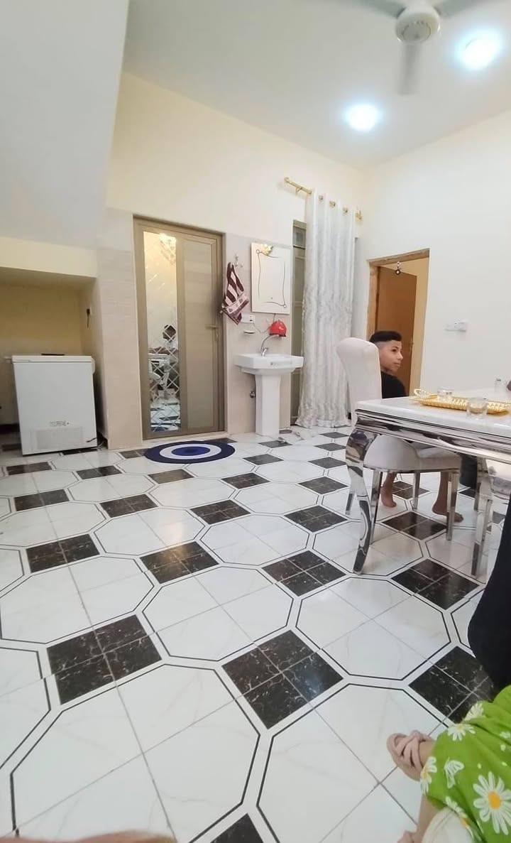 بيع مستعجل
بيت طابقين مساحة 125
وجه 6وربع ونزال 20متر 
بناء حديث طابوق الطابق الارضي والطابق الثاني بلوك 
يحتوي على غرفتين 
حمام عدد 2صاله وستقبال ومطبخ ومنور وصحيات خارجيه 

العنوان حي الأسرى شارع حسنية ام الحسن 
 للتواصل :***********
