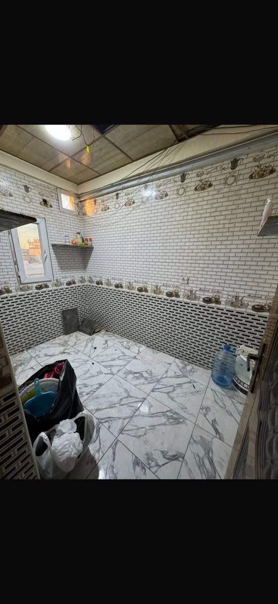 توجد شقة في بريهه  _قرب مستشفى النور غرفتين  وصاله ومطبخ وصحياة طابق اول للأيجار 650 الف علمآ من ضمن الأيجار الماء والكهرباء للسكن فقط عمال_ او طلاب_او شركات أصولية 
للأستفسار***********
