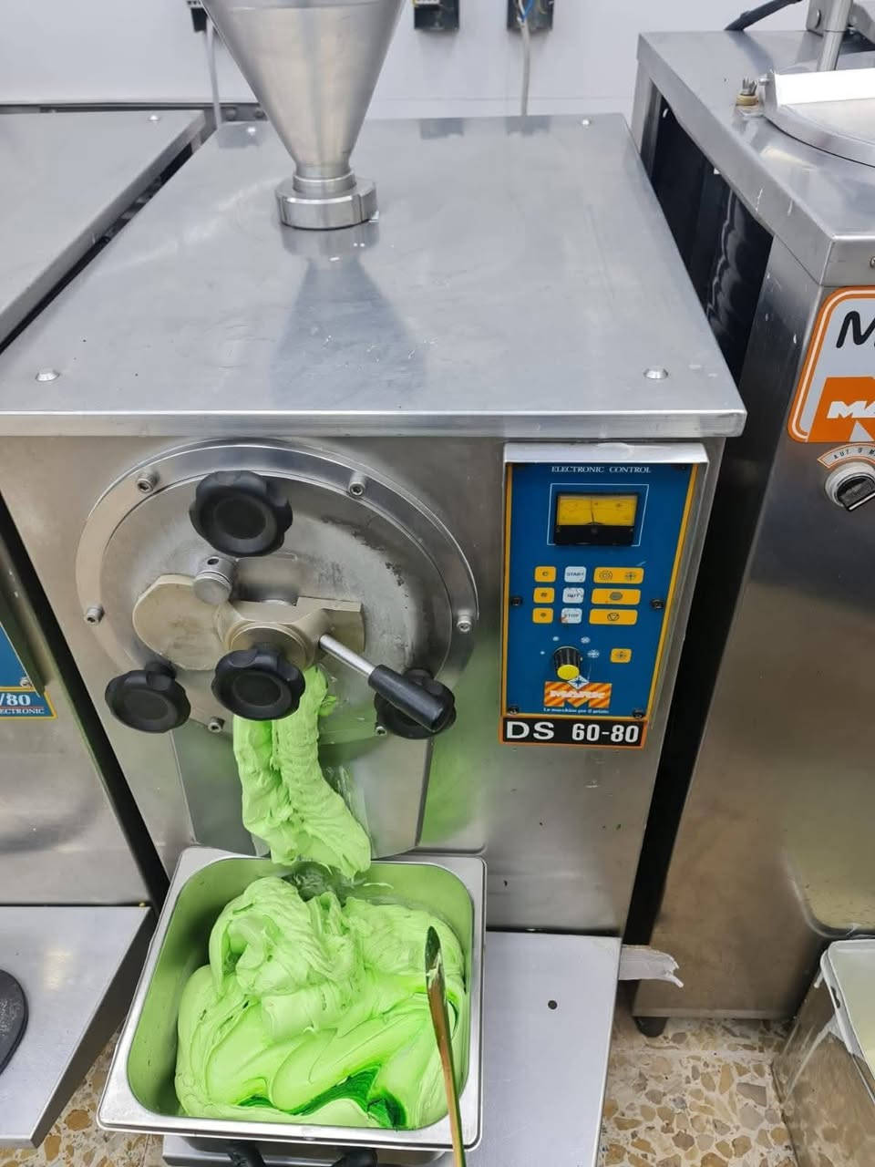 انتاجيه Ds مارك ايطالي 🇮🇹
حجم 80-60 
 12 كيلو 
مستخدم قليل نضيفه جدآ 
كمبر- طرحي دورين 
تبريد ماي 
3 فيز
كلشي بيه بلادي ✅

السعر والتفاصيل مراسله الصفحه 
او الاتصال هـ  ***********
 العنوان  بغداد
