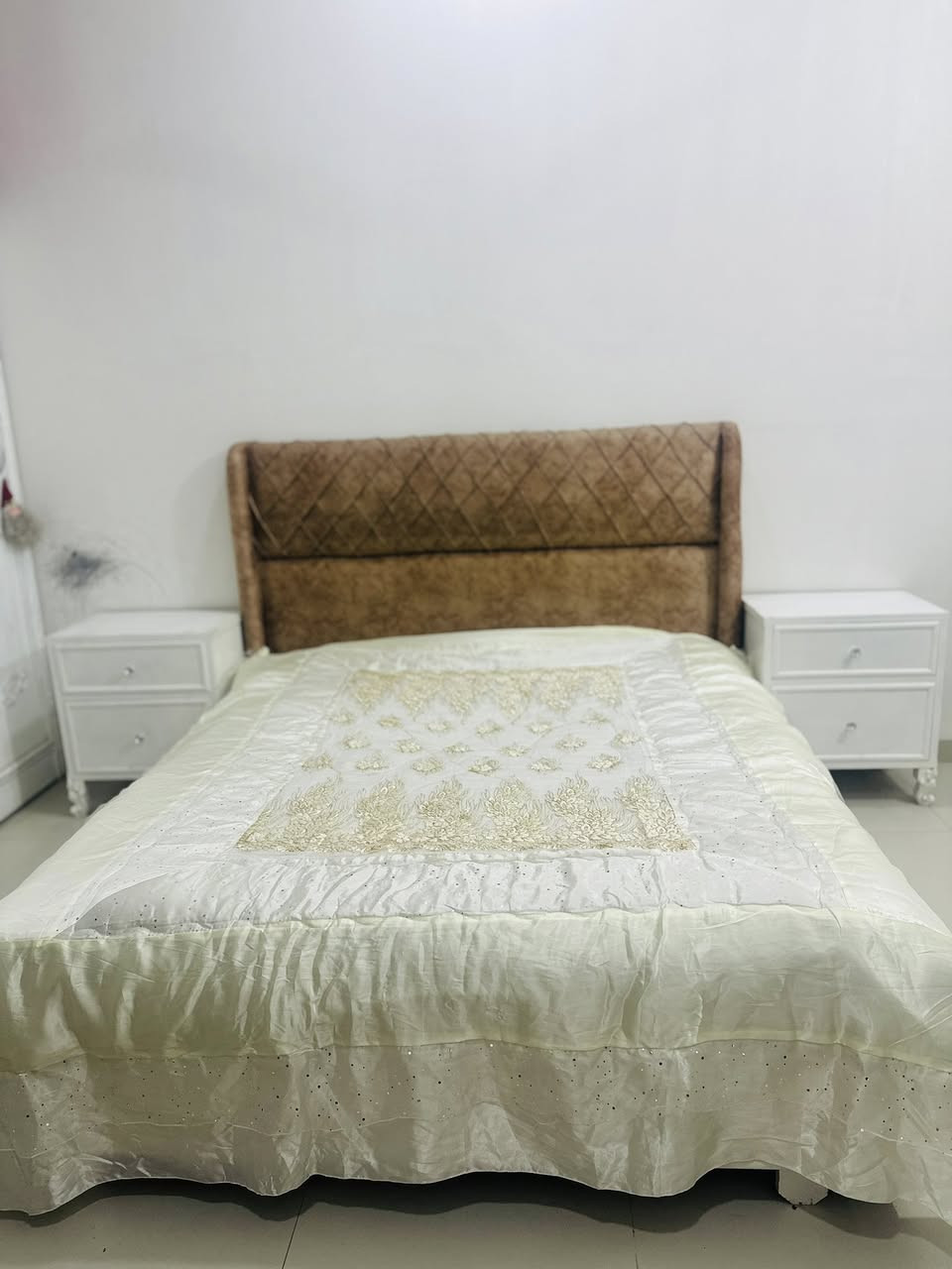 السلام عليكم
غرفة نوم للبيع ألون ابيض انجاره اصلي التصميم تركي 
الأبواب سلايت متكونه من 6 قطع 
جربايه ميز تواليت كنتور وثلاث قطع ميز 
الغرفه جديده جداً.
التصميم تركي لاكن انجاره عراقي اصلي.
المكان بابل الحله 
للاستفسار اكثر *********** واتساب اتصال موجود 
غير متواجد ع الفيس بوك
