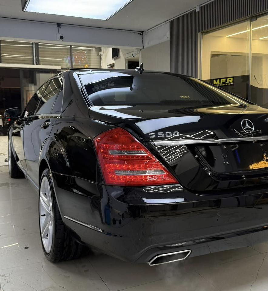 السلام عليكم
مارسيدس (S500 )
موديل : 2013 
ماشية : 130000 الف 
المواصفات 
بانوراما 
ناظور ليلي 
كشنات كهرباء 
كشنات الخلفيه كهرباء 
كشنات تدفئه + تبريد 
تجاوي كهرباء 
كشنات جلد
لون الداخل بيجي 
شاشة
كاميرا 
شاشات خلفية 
حساسات إمامية + خلفية 
رادارات 
قياده ذاتيه 
تحديد مسار 
ابواب شفط 
صندوك شفط كهرباء 
خمس بردات 
تبريد قطعتين 
مكينة 8 سلندر 
تحكم ستيرن جهتين 
كروز سرعة 
شفتات ستيرن 
ستيرن كهرباء 
ماوس 
موبايل 
صاجات 
لايت زنون 
زراك لايت 
لد امامي 
بلوجكتور لد 
بك لايت لد 
مري شفط كهرباء 
ترحيب 
اشاير بالمري 
ويل كب كروم AMG
لارج باب طويل 
(رقم إربيل الجديد بأسمي )
ملاحظة : السيارة مكفوله 
السيارة جاهزة من كلشي بدون اي نقص 
السعر : 265 وبيها مجال
العنوان:  بغداد الكاظميه قرب مرور الكاظمية معارض جكوك معرض الرحمن 
للاستفسار 
عبدالرحمن 
***********
 ***********
