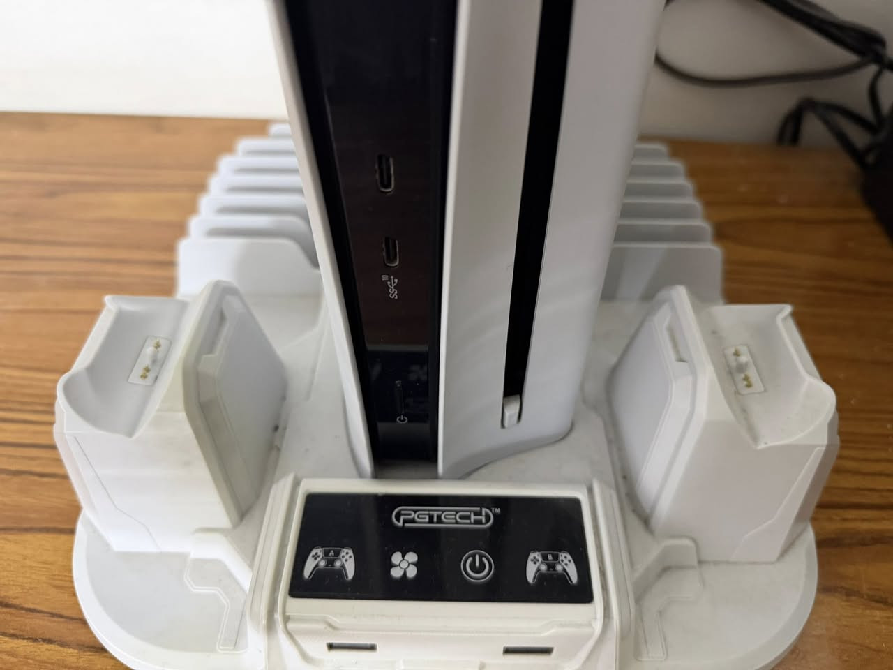 بلي 5 سلم كلش نضيف استخدام قليل ذاكرة 1 تيرا كل محلقاته كلها موجوده وياه يو بي اس و مروحة تبريد وبنفس الوقت شاحن جوستك الجهاز كلش نضيف 
السعر 700 الف 
العنوان الحرية قرب ساحة عدن او الهايبر ماركت 
***********
