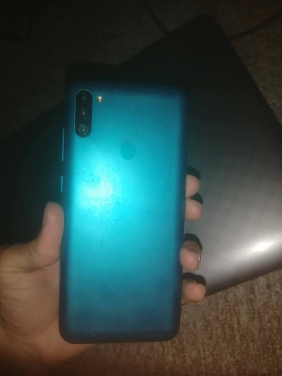 سامسۆنگ m11
پاتری ٥٠٠٠ پازدە وات 
هەردوو کامیرە ساف
رام ٣. وە ٣٢ گێگا لەگەل میمۆری 
دەبڵ سیم 
مۆبایلێکێ چاک و بێکێشە بە زەمان 
یەک قینجی بچوک لە جامی خوارەوەی هەیە و روشاویەکی باریک لەلایەک جیهاز 
کەڤەری خۆی لەگەڵە 
نرخی ٣٥ هەزار قفلل 
تێبینیەکی برایانە نرخەکەی قفلەو مامەلەی لەسەر ناکرێت شوێنم نزیک ٦٠ مەتری ابو شهاب 
***********
