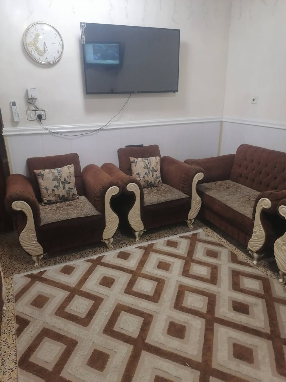 السلام عليكم تخم موديل تركي كما موضح بالصورة اني نجار مشتغلة بيدي والله حالين ابيتي التخم كل شغلة ابلوك أمريكي 19 ملم النجاجير يعرفون شنو 19 كلم يعني بلوك ثخين التخم ثكيل مينشال اقماش متر 13 الف سعرة الاسفنج اكسترة احسن سفنج بل عراق ضمان 15 سنة السعر 450 الف والله بلاش وبالعافية على الياخذة العنوان حسينية الراشدية رقم ***********
