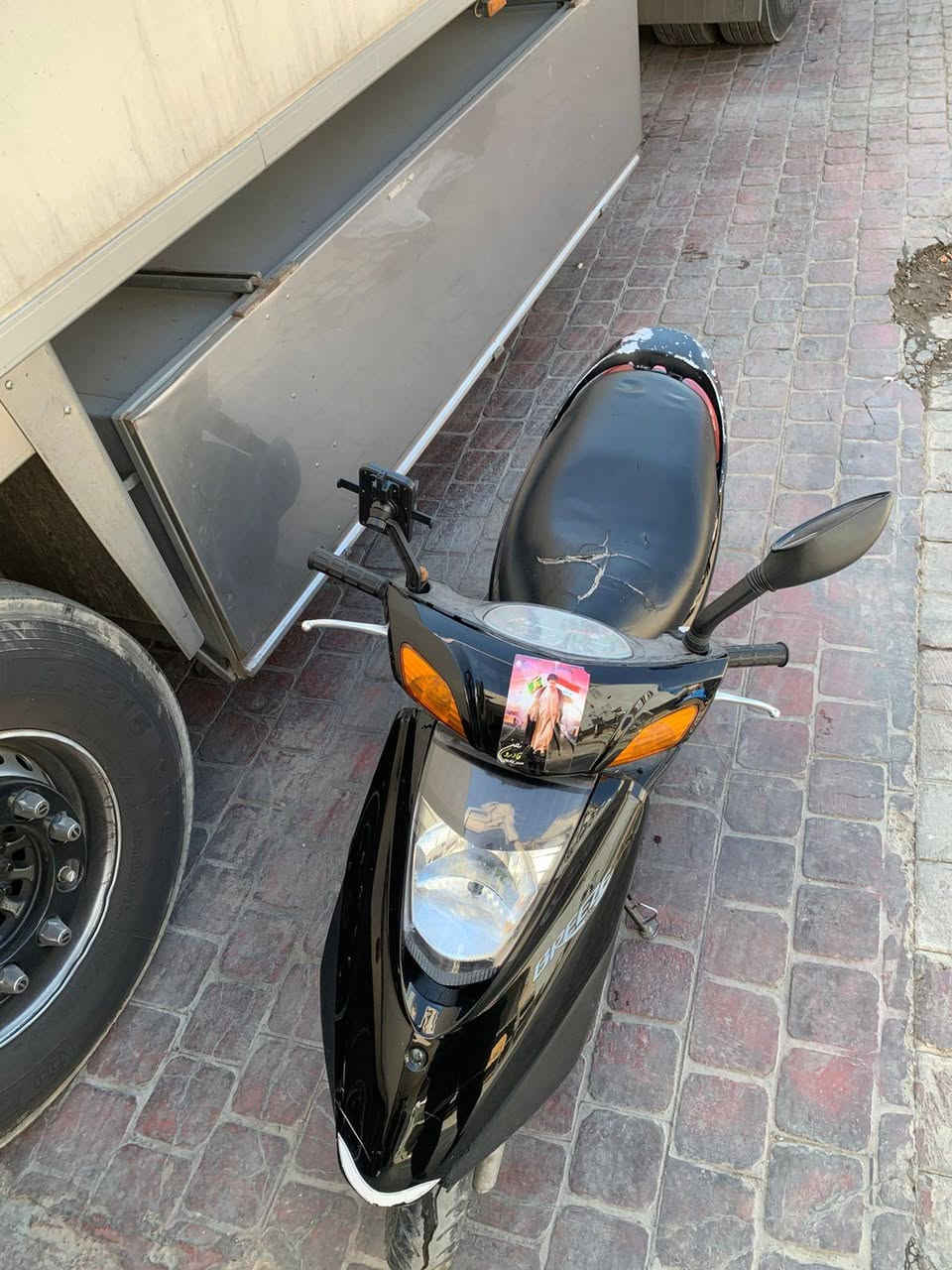 ⚜️أللهم صل على محمد وآل محمد⚜️
⚜️وعجل فرجهم والعن عدوهم ⚜️
دراجه بريز
سرعه 140
نضافه 75%
كابريتر أصلي✅
زوج تايرات جدد✅
بريك أمامي بريك خلفي شغالات✅
كفرات نضيفه✅
مكينه مجفته تجفيت درجه أوله
دراجه خير من الله يشهد الله دراجه حلوه وناعمه
سعر675 وبيها مجال
كلشي ذاكرلك موتخابرني وتكلي شبيها

*********** 
مدينة الصدر كياره
