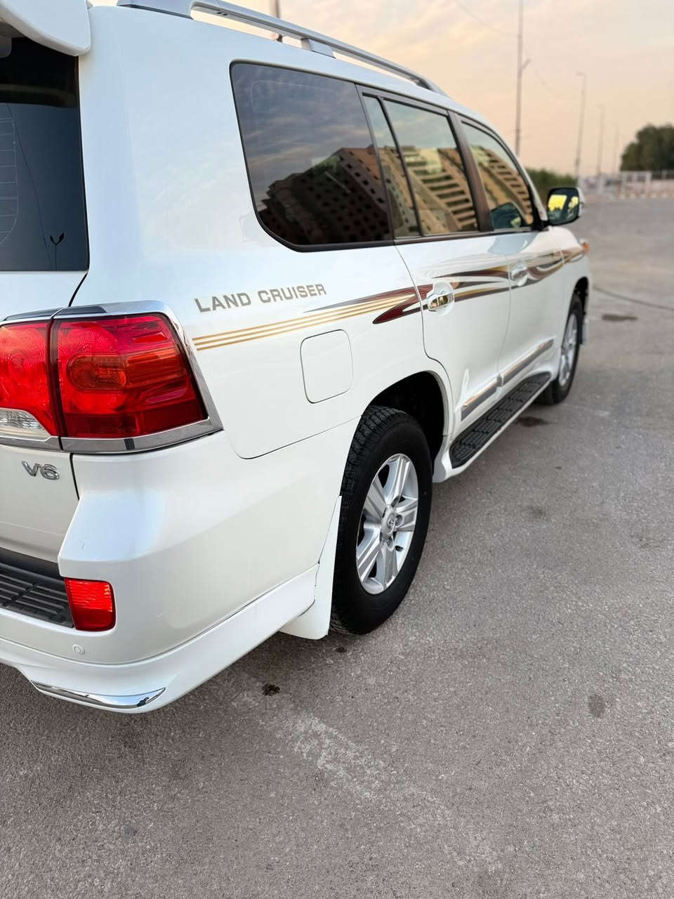 السلام عليكم.
للبيع أو مراوس 

لاندكروز GX-R 

موديل :2013  بريم اصلي 

معروف مواصفات البريم 

المواصفات 

فتحة 

بصمه 

كشنات كهرباء 

كشنات جلد 

داخل بيجي 

تحكم ستيرن 

صاجات 

 3 قطع تبريد 

 7 راكب 

حساسات امامية + خلفية 

لايت زنون 

بلوجكتور 

زراك لايت 

لد امامي 

هوك سحب 

فور ويل 4x4

المحرك 6 سلندر 

تنفس طبيعي 

حجم  4000

مري شفط كهرباء 

اشاير بالمري 

دوسات  انارة 

ويل كب كروم 

نيكلات 

طفاية في الأرضية 

بصمة عدد 2 

(رقم  سليمانية دولي )

بأسمي تريد وكالة تريد مداور 

ملاحظة:  السيارة  احلى من الصورة كفالة عامة موجود السونار.

((السيارة جديدة جداً بدون اي نقص تخم تاير جديد صدر جديد بدون اي ملاحظات))

السعر : 375 بيها مجال بسيط 

العنوان : نجف الأشرف 

للاستفسار
 ***********
