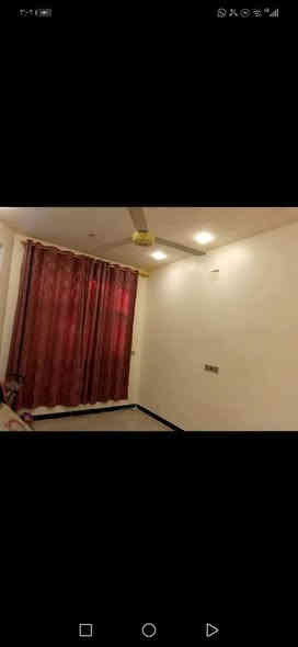 السلام عليكم.. دار للبيع مكون من طابقين يحتوي على ثلاثه غرف نوم وصاله وحولي عدد ٢ ومطبخ وحمامين.. ٩٠ متر زراعي ابو طياره مدخل شركة المراعي للاتصال ***********
