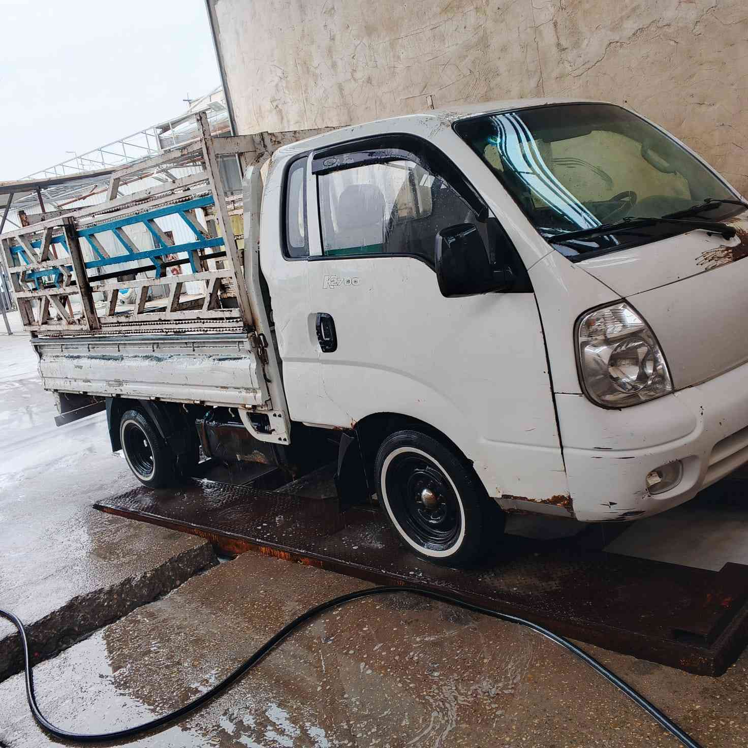 السلام عليكم كيه بكو موديل 2010رقم دولي ذي قار بسمنه ابسعر 78سياره مكفولة كفاله عامه شواصي مكفوله مكينه 2700رقم صاحب السيارة ***********
