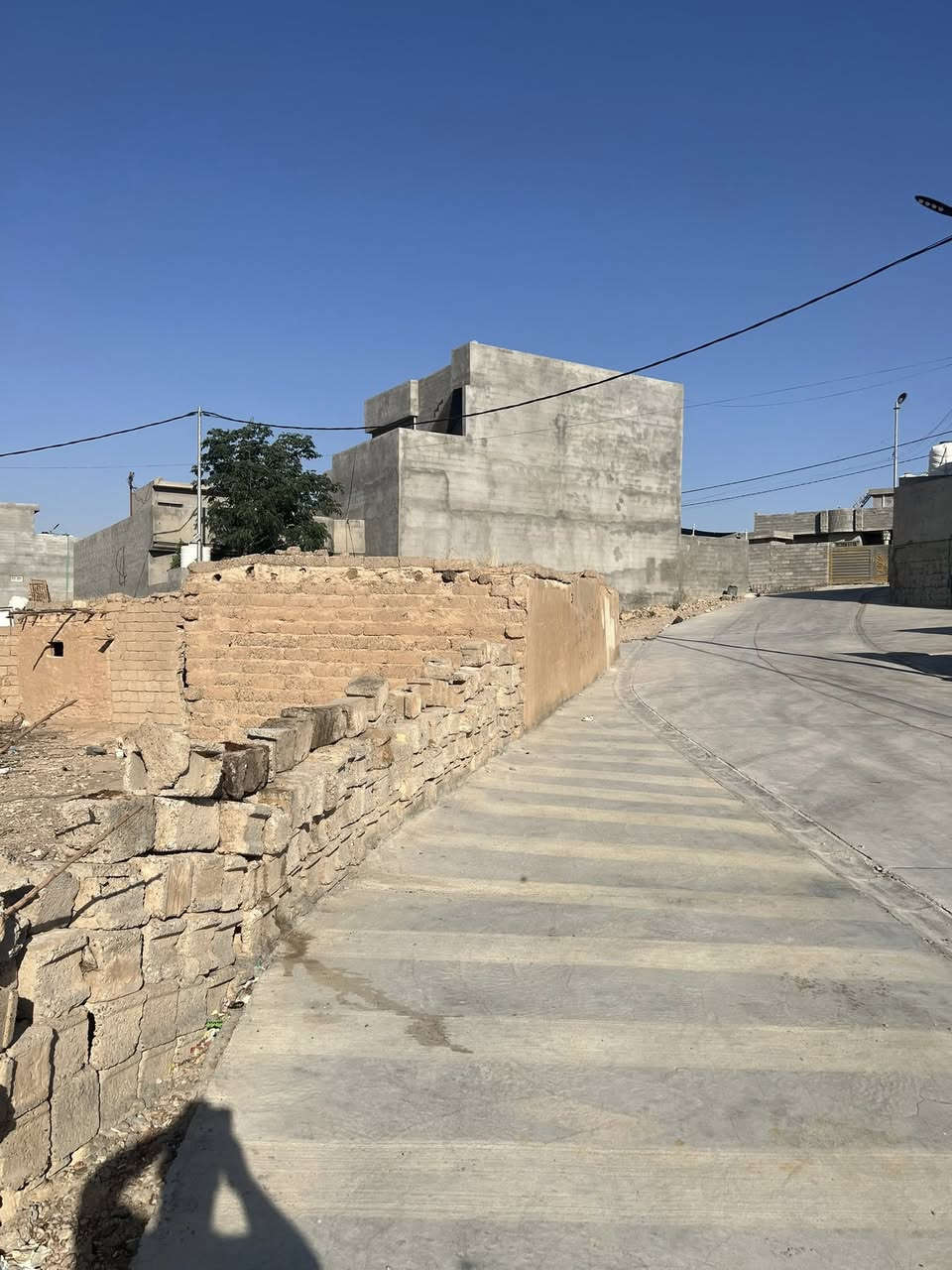 السلام عليكم قطعه ارض للبيع طابو صرف المساحه ٥٥٠ متر خدمات واصلها كاملة ماء كهرباء إنترنيت شارع تبليط وأناره القطعه ركن ع شارعين صايره اي استفسار الاتصال ع الرقم *********** ممتواجد ع فيس
