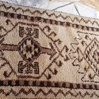 بساط عراقي يدوي (أنتيك) للبيع الوصف: شغل يدوي عراقي قديم، صوف طبيعي 10...