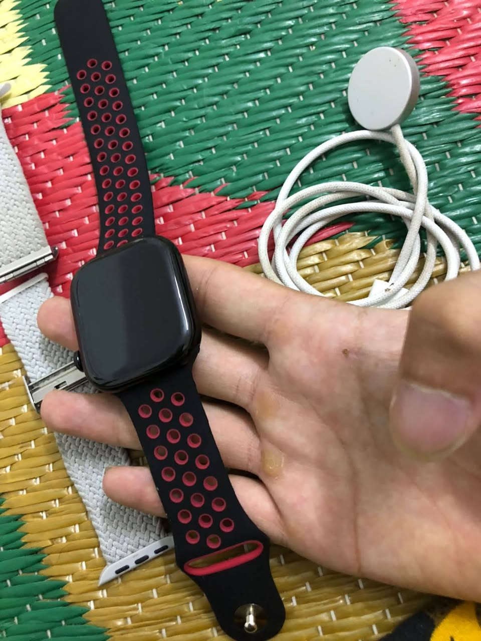 ساعه ابل جيل 11بطاريه 100حجم 46فقط شاحن اصلي وسير اضافي السعر 450وبيه مجال  لتواصل ***********

