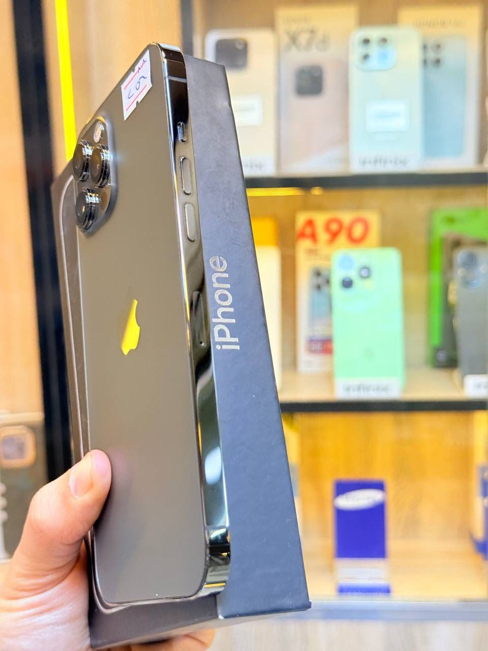 أيفون12 برو ماكس ذاكره 256 بطاريه 88اعتبره فاتحه بيدك من كارتونه ممبدل بي شي مع ضمان5ايام نضافه 100‎%‎ كامل ملحقاته  وتر بروف عل حاسبه كله نورمل
⭕️متوفر اقصاد رافدين منصه⭕️ 
 مكاني بغداد البياع شارع 13 مركز الريس للموبايل
السعر 525 الف  
***********
