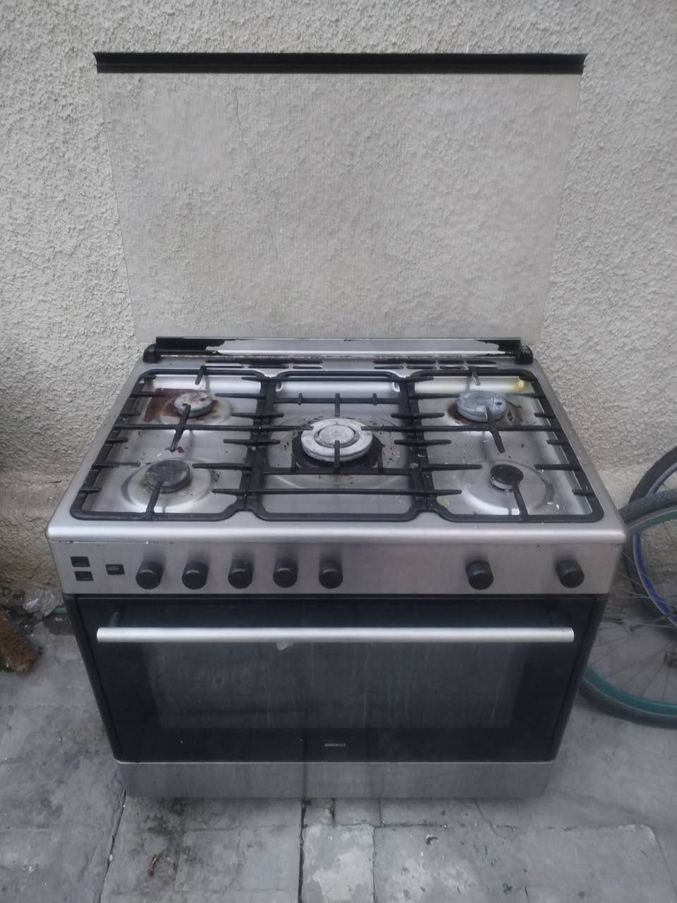 للبيع طباخ 5 عيون والفرن فقط الاسفل يشتغل .حي الاعلام شارع البداله… السعر 75 الف قفل ...للتواصل ***********
