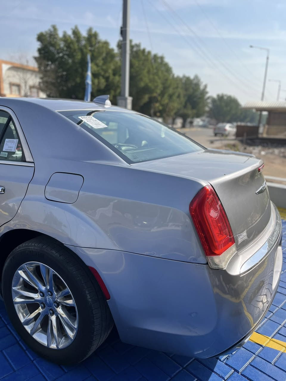 اوباما 2017 اصل وارد كندي حادث جاملغ وبنيد بدون دواخل وهنا صار بيها خادث جاملغات خلفية 
الي يدور جديد وما مشغتلة خط
فول مواصفات 1/1 300 C 
كشنات كهربائي ستيىن كهربائي كشنات حار وبارد داخل
مرايات قلاب ويه البك 
بردة خلفية 
بنوراما 
يدات كروم 
تشغيل عن بعد 
ويل مكسيكي اصلي
سيارة جديدة وجاهزة من كلشي 
السيارة حادثها جاملغات خلفية  
لون مميز صدر الحمام / لايتات زنون لد ثلجي  
تو ويل محرك 3600/ 6 سلندر 
 رقم ذي قار دولي توا صاعدة هزة شرط التحويل 
للاستفسار ***********
العنوان بصرة
