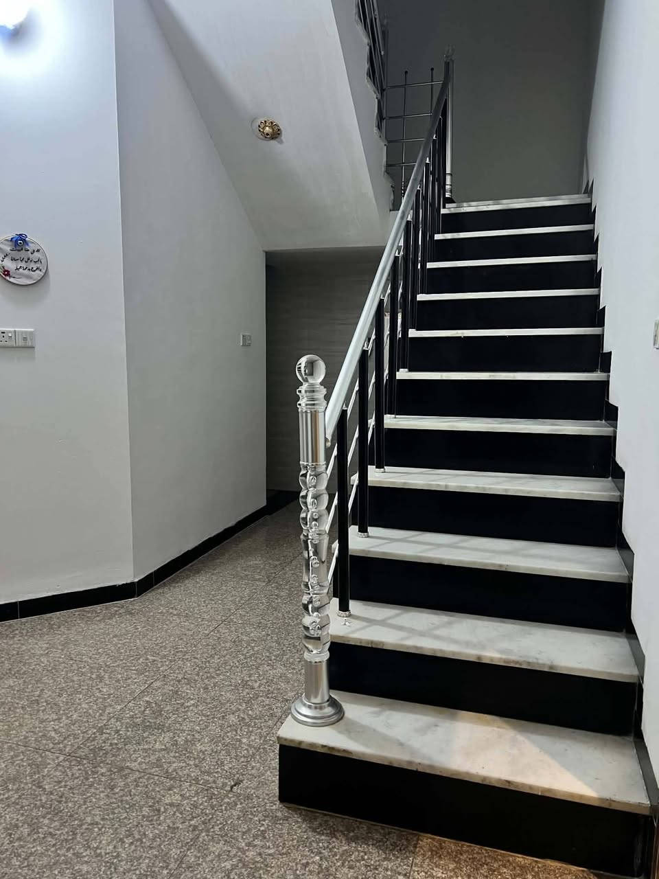 📍مشتمل للبيع  الموقع: شارع ٨٠ جهة كربلاء فرع شركه الماس الكهربائيه
✨ المواصفات:  
▫️ المساحة: 100 م²  
▫️ 10 × 10 م ركن 
..........
🔹 الطابق الأرضي:
- غرفه نوم  
_ مطبخ
_ صاله
_ كلدور 
_ صحيات 
🔹 *الطابق العلوي:
- غرفتين نوم 
_ كلدور 
_ مجمع صحيات 
_طابوزراعي سند 25 
تفاصيل اكثر اتصال 
***********اتصال 
***********وتساب
