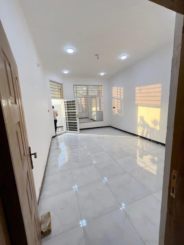 يا الله  اليوم عدنا عرض كلش مرتب بيت 🏡 
مساحه البناء ٢٠٠متر  طابقين 🏯🏩
بناء درجه اولى  المكان عرصات الحاج حيدر حجي هندي حول الخصيمه  قرب التربيه الجديده 
سعر خاص او الاتصال ***********
