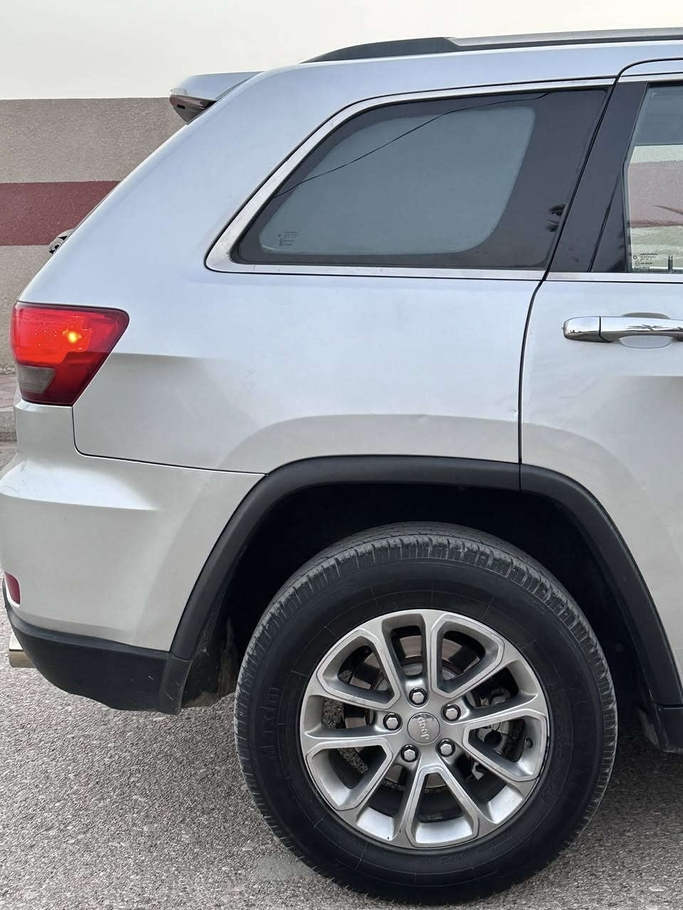 جيب لاريدو موديل 2011 بيها حزام وضررها ب ب صفحة  السايق وبيها جراد شويه بسمي رقم بغداد مكينه جديدة شادلها صدر جديد حداديه كلها جديده السيارة عليها برمجة حلوه فصلات وحماوة انساها شلعتها تشك الكاع ومعدلها كذالك لايت زنون نهار تبريد تدفئة كلة شغال 
مكاني ديالى بعقوبة
السعر 127 

***********
