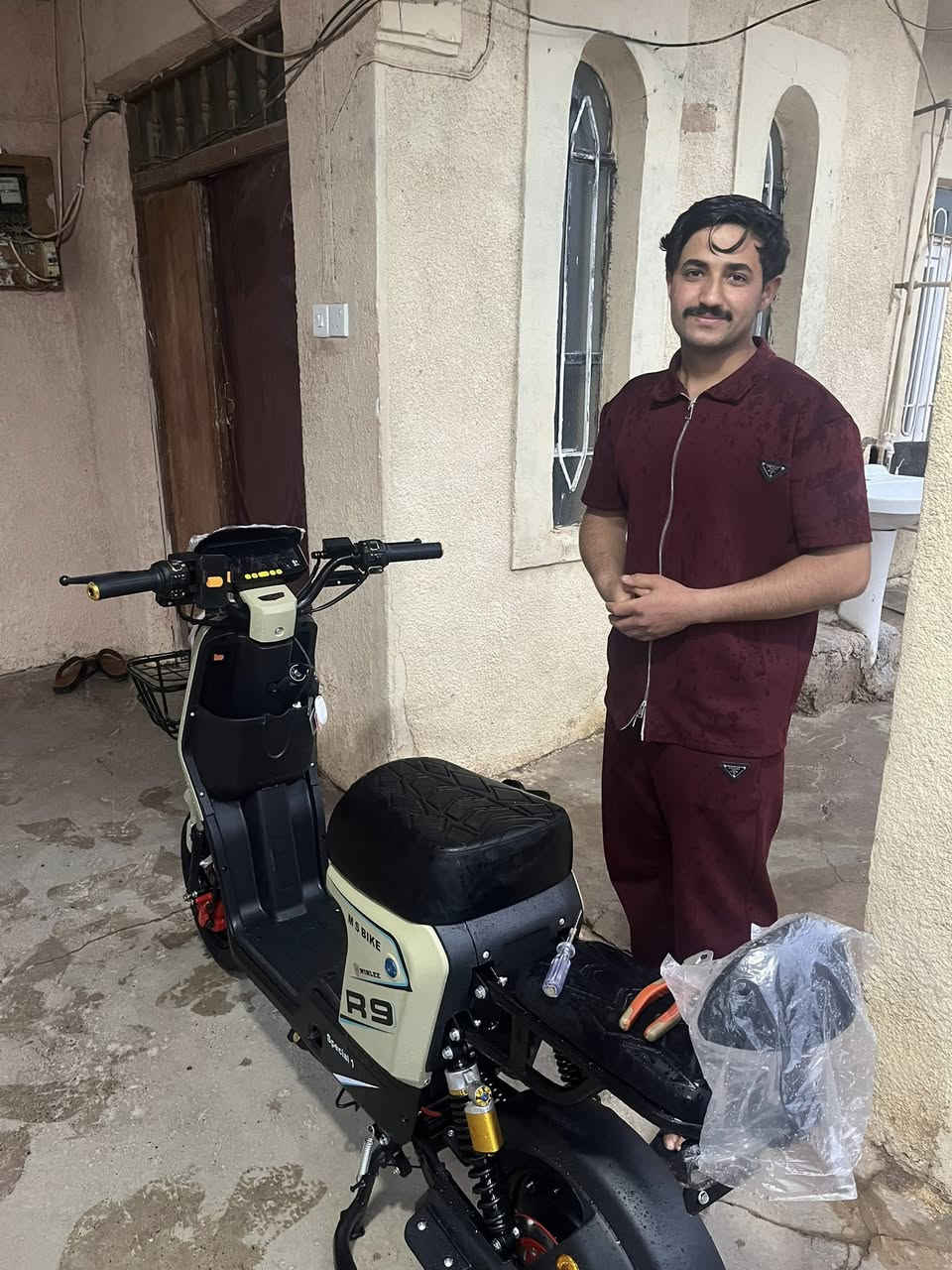 #بالتقسيط_المريح_جداً
إعلان عن دراجة R9 الحديثة كليًا من  وكالة ادريس الرائد للدراجات الشحن الذكية 

🎉 إطلاق دراجة R9 الجديدة كليًا! 🎉

مع دراجة R9، نحن نقدم لكم تجربة قيادة مبتكرة وفائقة الجودة، تجمع بين التكنولوجيا المتطورة والراحة في الاستخدام.

🚴‍♂️ مواصفات دراجة R9:

 • نظام تشغيل سويج: تحكم سهل ومباشر بتشغيل الدراجة.

 • تشغيل عن بعد: بكل سهولة، يمكنكم تشغيل الدراجة من مسافة.

 • نظام كارت تشغيل: لمزيد من الأمان والسهولة في الاستخدام.

 • نظام البريك دسك: أفضل نظام فرامل لضمان السلامة والفعالية.

 • نظام بارك: مريح ومناسب لركن الدراجة بأمان.

 • نظام زيادة السرعة: تحكم كامل في السرعة لتجربة قيادة مريحة وآمنة.

 • درع حماية كفر الدراجة: لحماية العجلات من الأضرار.

⚡ بطارية قوية بسعة 22 أمبير 60 فولت :

طاقة تدوم أطول مع قدرة عالية على التحمل.

💰 أسعار تنافسية جدًا!

 • أسعار الجملة بسعر الصين: احصل على أفضل العروض للمشاريع أو البيع بالجملة.

 • أسعار فردية تنافسية: بسعر لا يمكن منافسته في السوق المحلي.

✔ ضمانات حقيقية 100%:

منتجاتنا تأتي مع ضمان حقيقي، حيث يتم تصنيعها في معملنا الخاص في الصين لضمان أعلى جودة.

📍 أين تجدها؟

كل هذا وأكثر تجدونه في  وكالة ادريس الرائد للدراجات الشحن الذكية قسم الدراجات الكهربائية.

زورونا اليوم لاكتشاف كل جديد مع دراجة R9

الموقع: [الشرقاط - الساحل الايسر قرية الشيخ حمد وكالة ادريس الرائد للدراجات الشحن الذكية]

التواصل: {***********]
