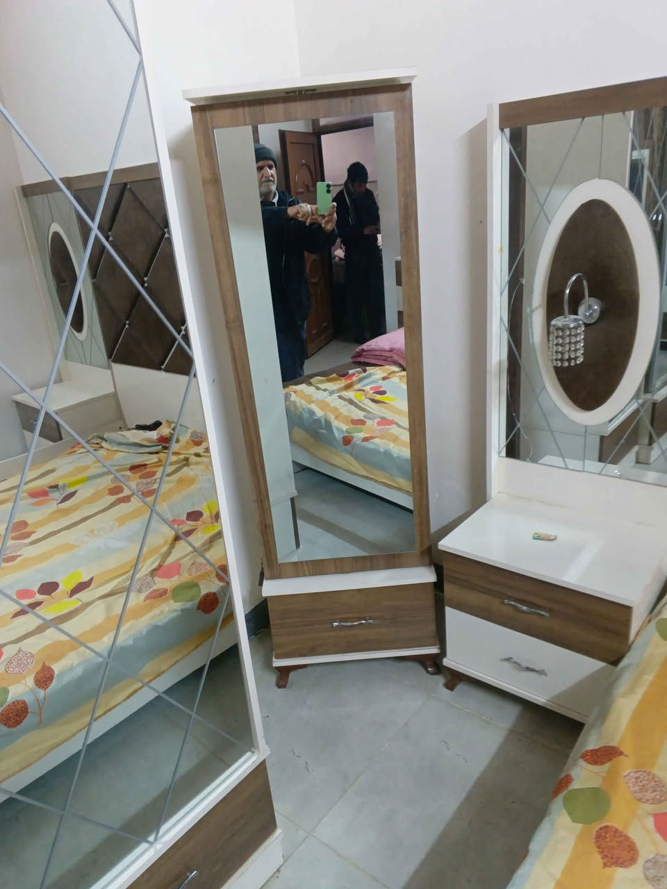 غرفه تركي ٨ قطع قنصور ٣ باب سلايت وباب منفرد نظيفه السعر ٥٥٠ العنوان حي تسعين نهاية حي صدام *********** موصل, نينوى
