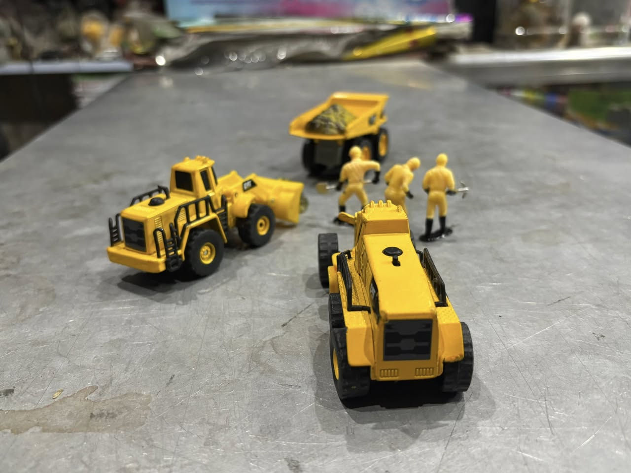 مجموعة آليات مع فيغرات 
وزن ثقيل حديد بالكامل 

الحجم 1:64

السعر 14 الف ونصف فقط 🔥 

يتوفر توصيل لجميع محافظات العراق 🤩💙

 📍العنوان / شارع فلسطين - خلف المستشفى العالمي 
مكتبة الأمين للحجز و الاستفسار على الرقم او مراسلة الصفحة ***********
#مصغرات #سيارات_مصغرة #بغداد
