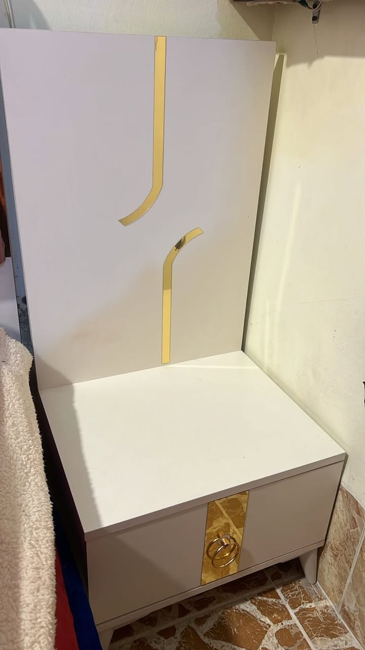 السلام عليكم غرفه نوم  5️⃣ قطع اخو الحيد اول شده نضيفه كلش
السعر ٥٠٠ وبيه مجال 
***********
