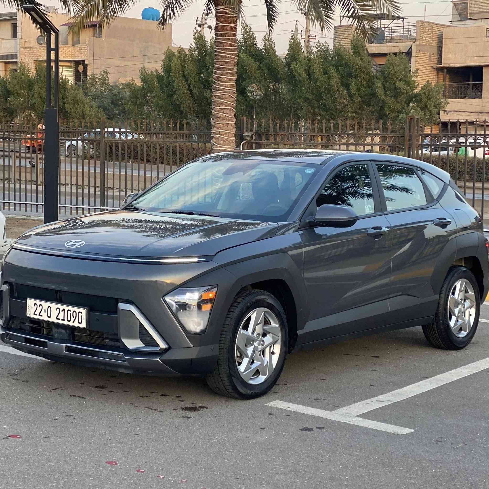 السلام عليكم : للبيع فقط
كونا : موديل ( 2024 ) 
ماشيه : 7 الف 
لون : رصاصي ( نفطي ) 
ا———————————————
حادث : طعجة بحافة البنيد 
بدنه / براكيت / راديتر / تبريد : على وضع الشركة 
رقم : اربيل / تحويل ، وكالة : موجود 
ا———————————————
مواصفات : 
بصمة / تشغيل عن بعد / شاشة كبيرة / 
عداد ديجتال متصل / رادار امامي / وجانبي / 
ويل كب / توقف ذاتي / اطفاء عند الاشارة / 
وبعد بيها مواصفات ……… 
ا———————————————
السعر : 177 وبيها مجال بسيط 
موبايل : *********** 
مكاني : بغداد
