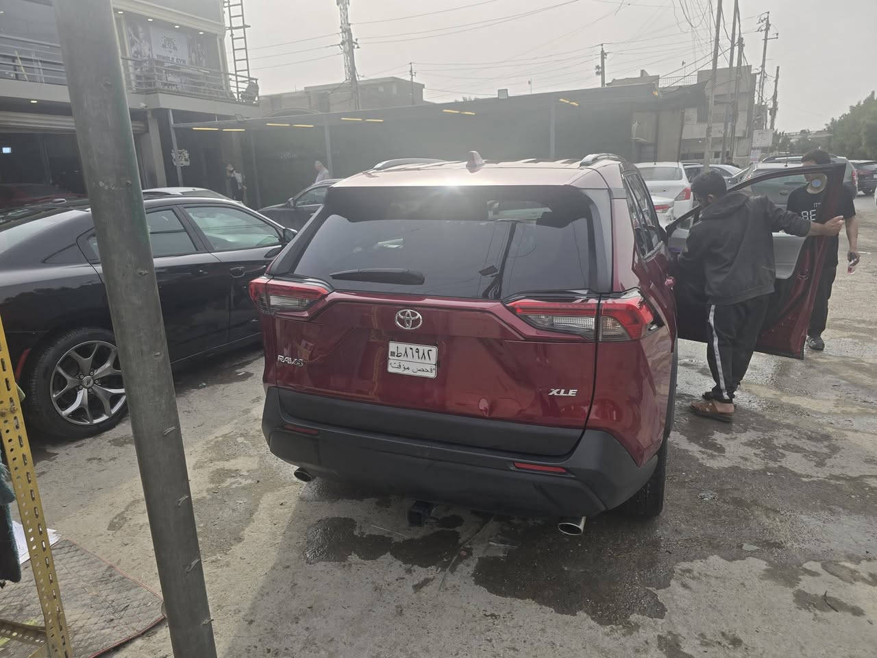 راف فور ٢٠٢٣ xle بريم فول مواصفات ماشيه٦٢ الف ميل بيها تبديل باب خلفي السايق اصلي تفصيخ والبنيد صبغ ايرباك الدركه والبرده  والجاملغ الأيمن صبغ شبر داخل جلد ابيض بصمه فتحه جنطه كهرباء شاشه كبيره بدون ارقام بسمي عارضها 180 وبيها مجال بدون ارقام  مكان السياره بغداد البلديات الاتصال ***********
